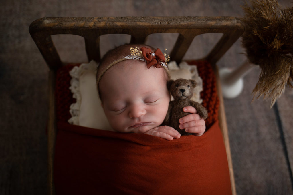 Portrait bébé dans un lit