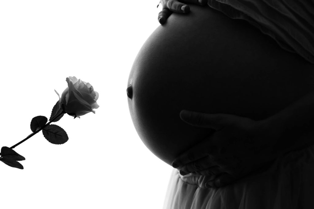 Ventre femme enceinte et une rose en noir et blanc