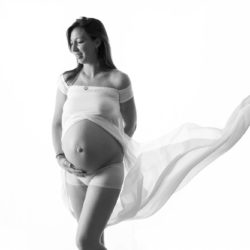 Future maman avec robe en voilage blanc qui vole