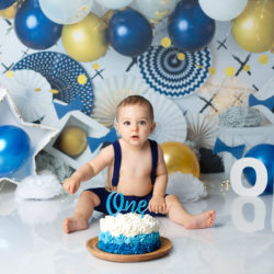 Petit garçon mangeant du gâteau bleu pour ses 1 an