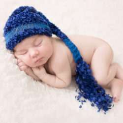 Nouveau-né avec un bonnet bleu