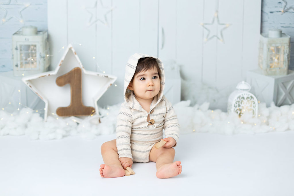 Petit garçon dans un décor blanc